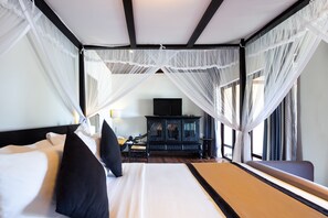 Junior Suite, 1 King Bed, Sea View | Minibar, in-room safe, desk, iron/ironing board - Earl's Reef Hotel (Beruwala)