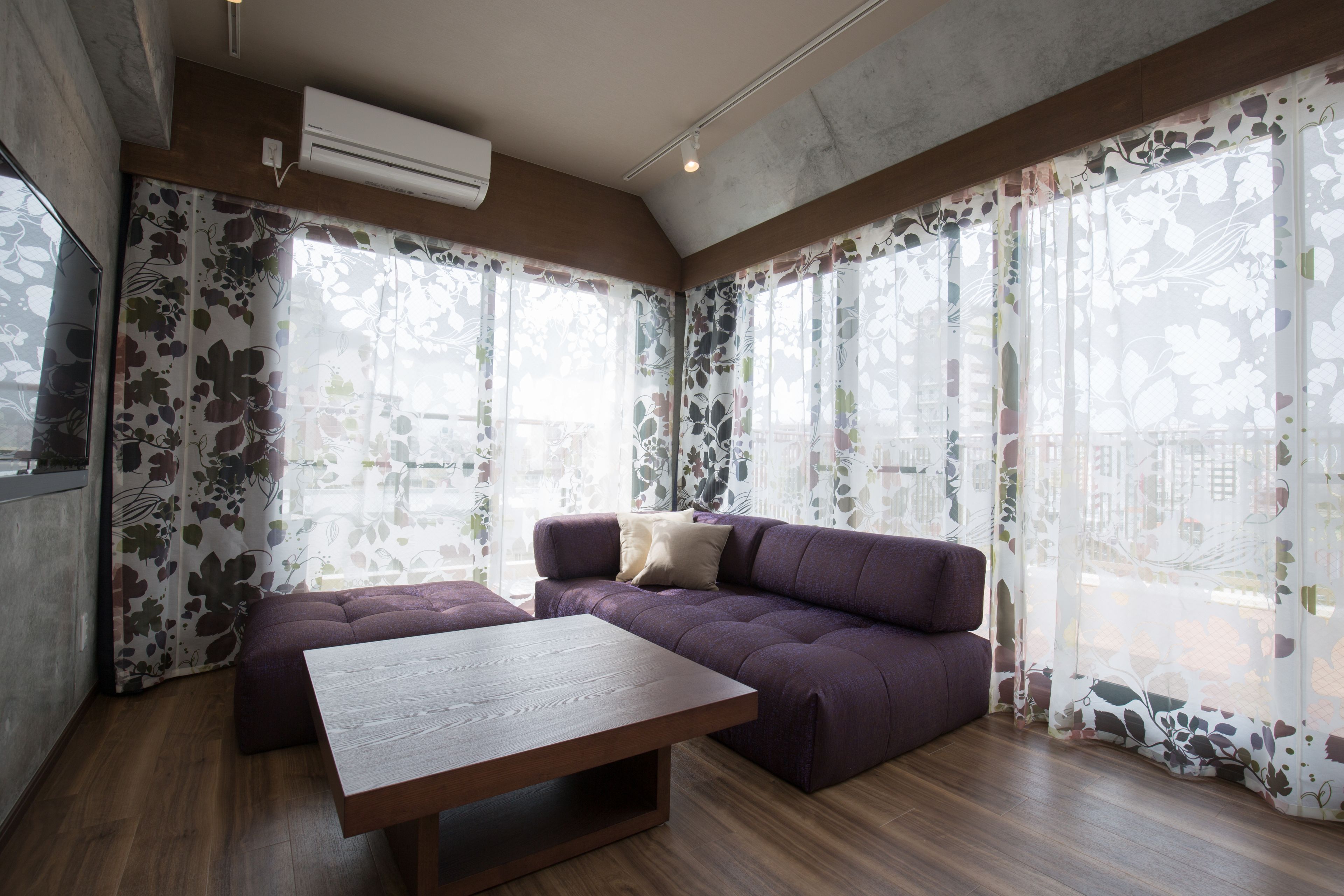 ベーシック ペントハウス 1 ベッドルーム 禁煙 バルコニー | リビング エリア | 28 インチの薄型テレビ (ケーブル放送視聴可)、テレビ