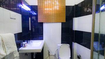 Triple Room | Bathroom | Free toiletries, hair dryer, bidet, towels