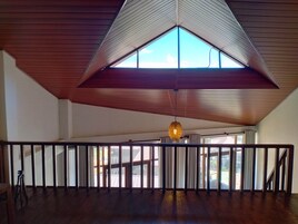 经典复式, 1 间卧室, 山景 | 特色装修、特色家居、办公桌、笔记本电脑工作区