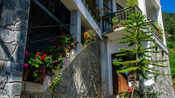 Vista frontal de la propiedad