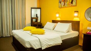 Quarto triplo | Individualmente decorados, individualmente mobiliados, escrivaninha