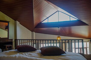 家庭复式, 1 间卧室, 山景 | 特色装修、特色家居、办公桌、笔记本电脑工作区