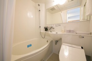 Bañera con ducha, artículos de tocador de diseñador, secador de pelo