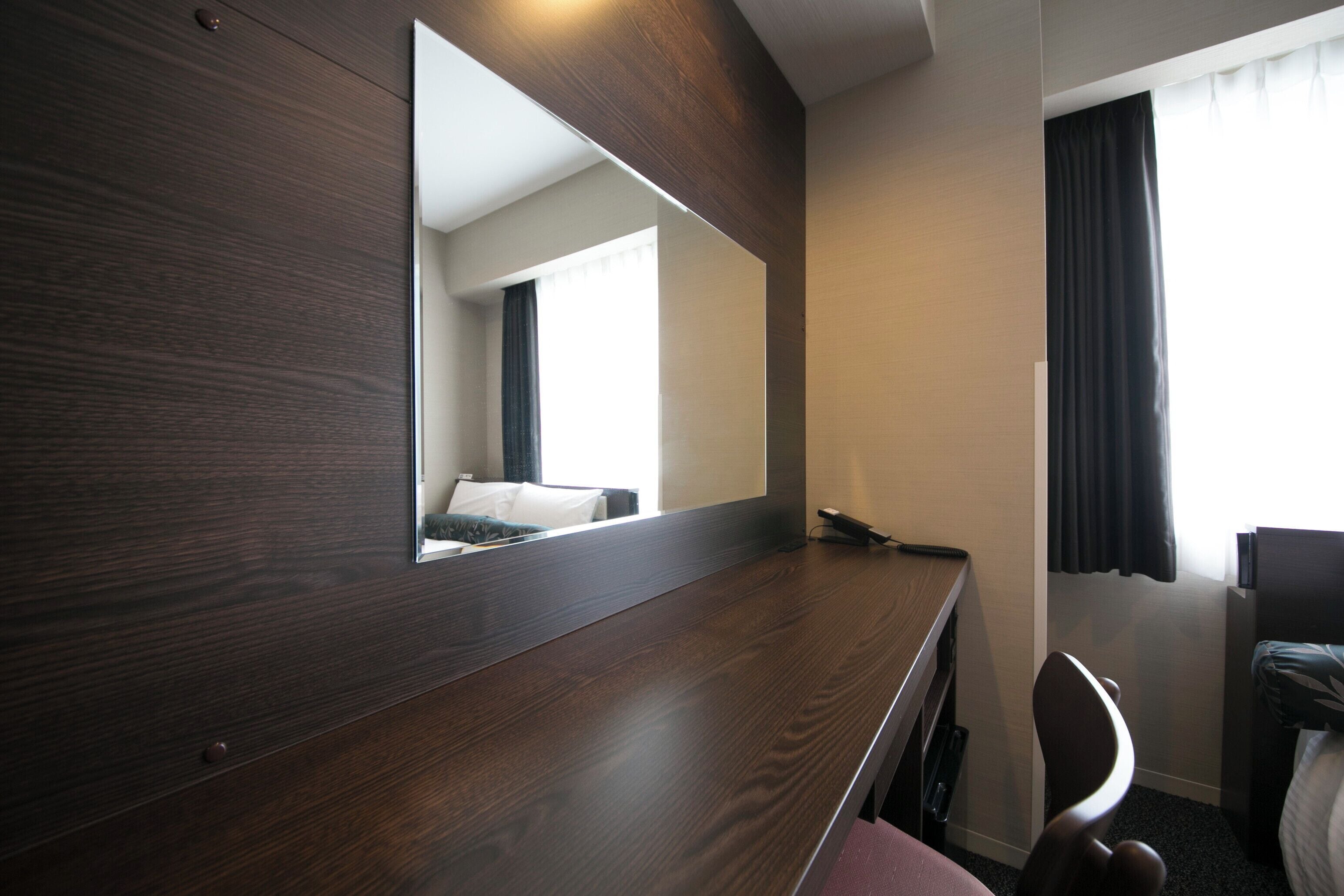 デスク、アイロン / アイロン台、WiFi (無料)、ベッドシーツ