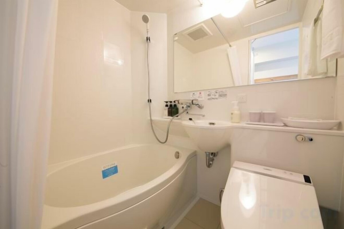 Combined shower/tub, designer toiletries, hair dryer, slippers