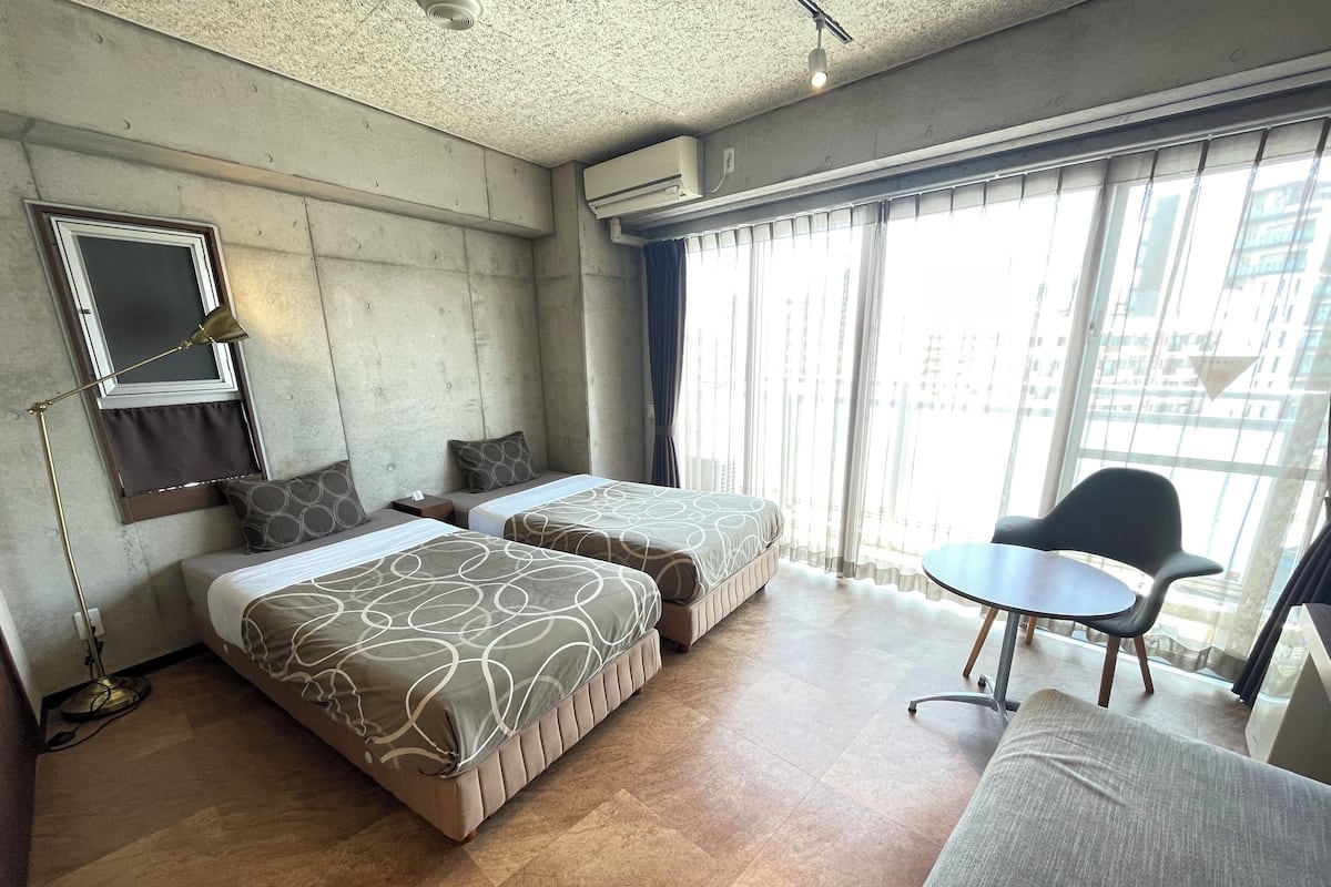 Cortinas blackout, wifi gratis y ropa de cama