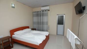 Deluxe Double Room, 1 Queen Bed, Non Smoking, Garden View | Desk, free WiFi