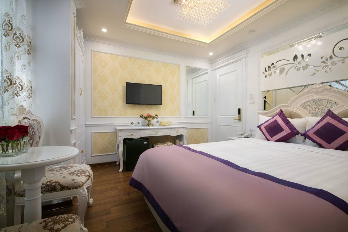 Deluxe Double Room, 1 Bedroom | Minibar, in-room safe, desk, blackout drapes