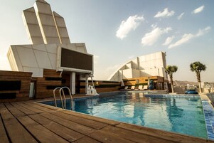 Una piscina en la azotea