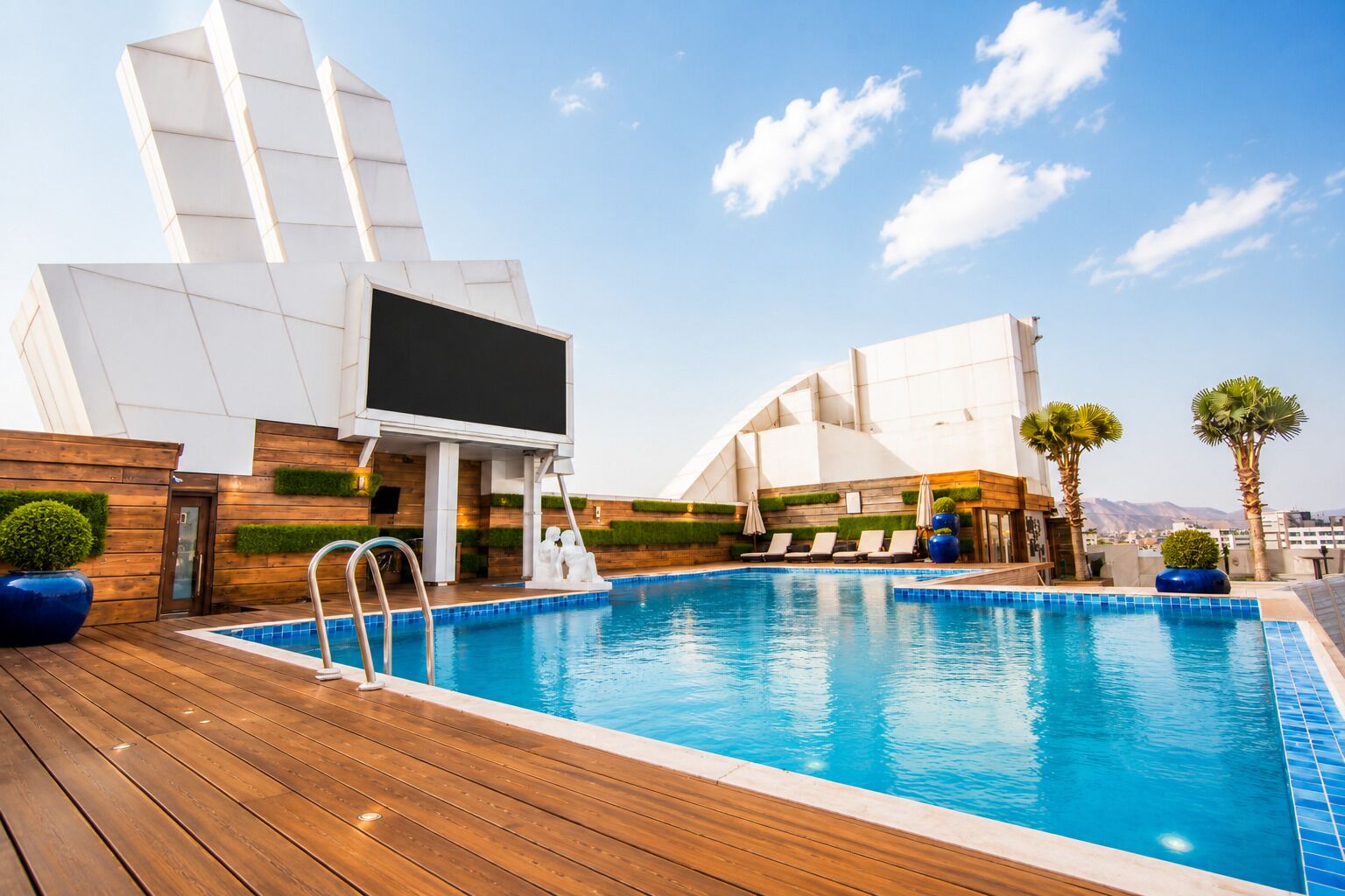 Una piscina en la azotea