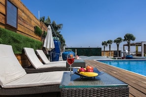 Una piscina in terrazza