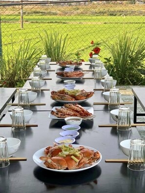 Apartemen Deluks, 6 kamar tidur, Bebas Asap Rokok, pemandangan kebun | Restoran