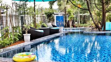 2 outdoor pools