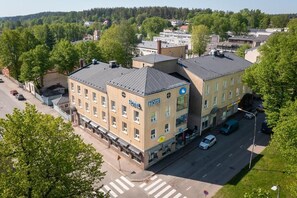 A hotel with multiple floors, a parking lot, and a street view. - Hotelli Uninen Loviisa (Loviisa)