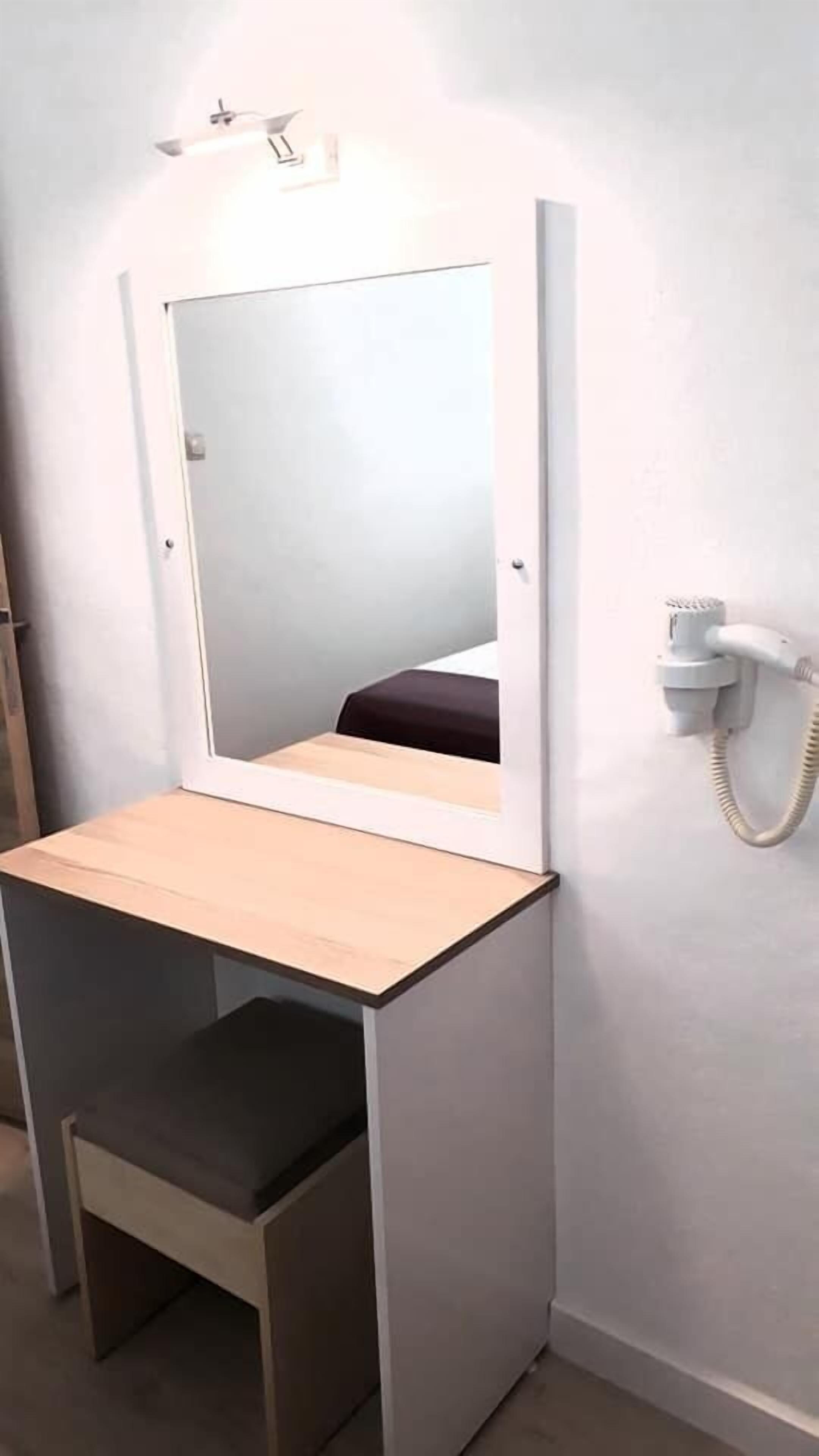 desk, rollaway beds, free wifi