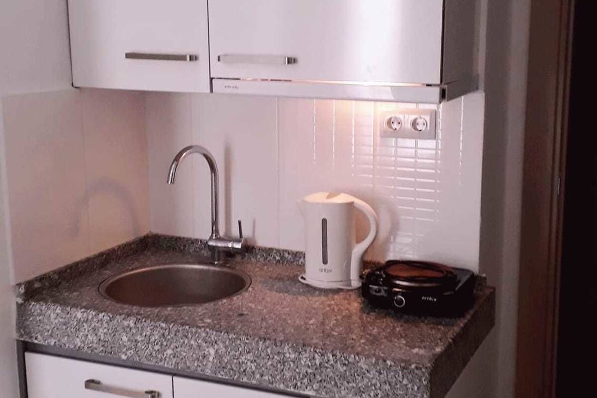 studio suite, kitchenette, corner | private kitchen | fridge, microwave, stovetop, coffee/tea maker