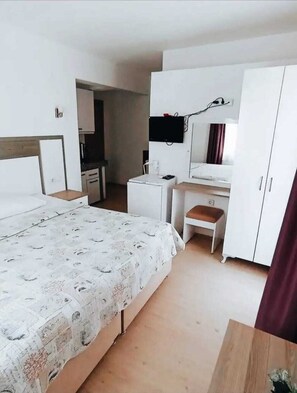 Suite estudio, cocineta, en esquina | Escritorio, camas extra y wifi gratis 