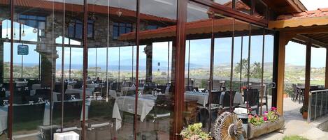 Petit déjeuner et déjeuner servis sur place, spécialités Cuisine turque