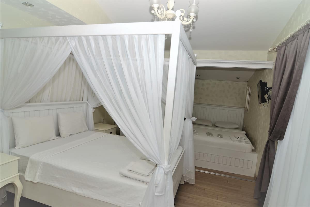 Family Room | Premium bedding, minibar, in-room safe, desk