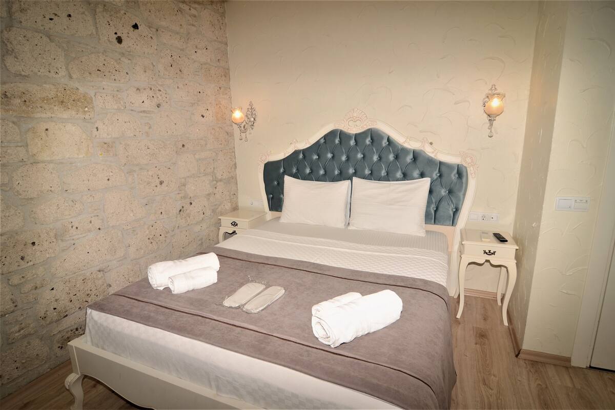 Deluxe Oda | Kaliteli yatak takımı, minibar, odada kasa, masa 