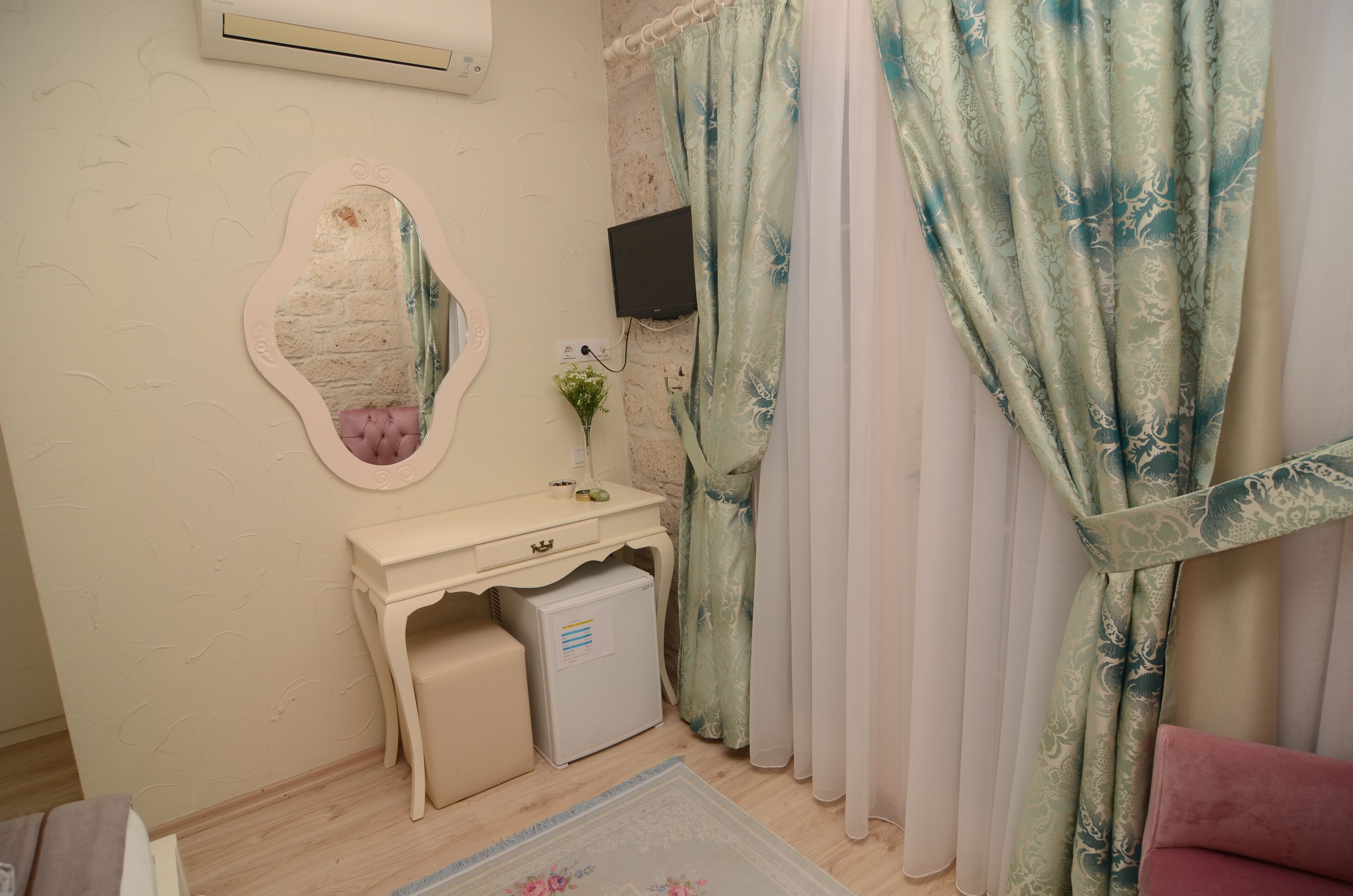 deluxe room | 1 bedroom, premium bedding, minibar, in-room safe