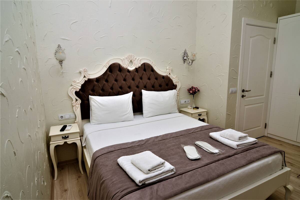 Royal Oda | Kaliteli yatak takımı, minibar, odada kasa, masa 