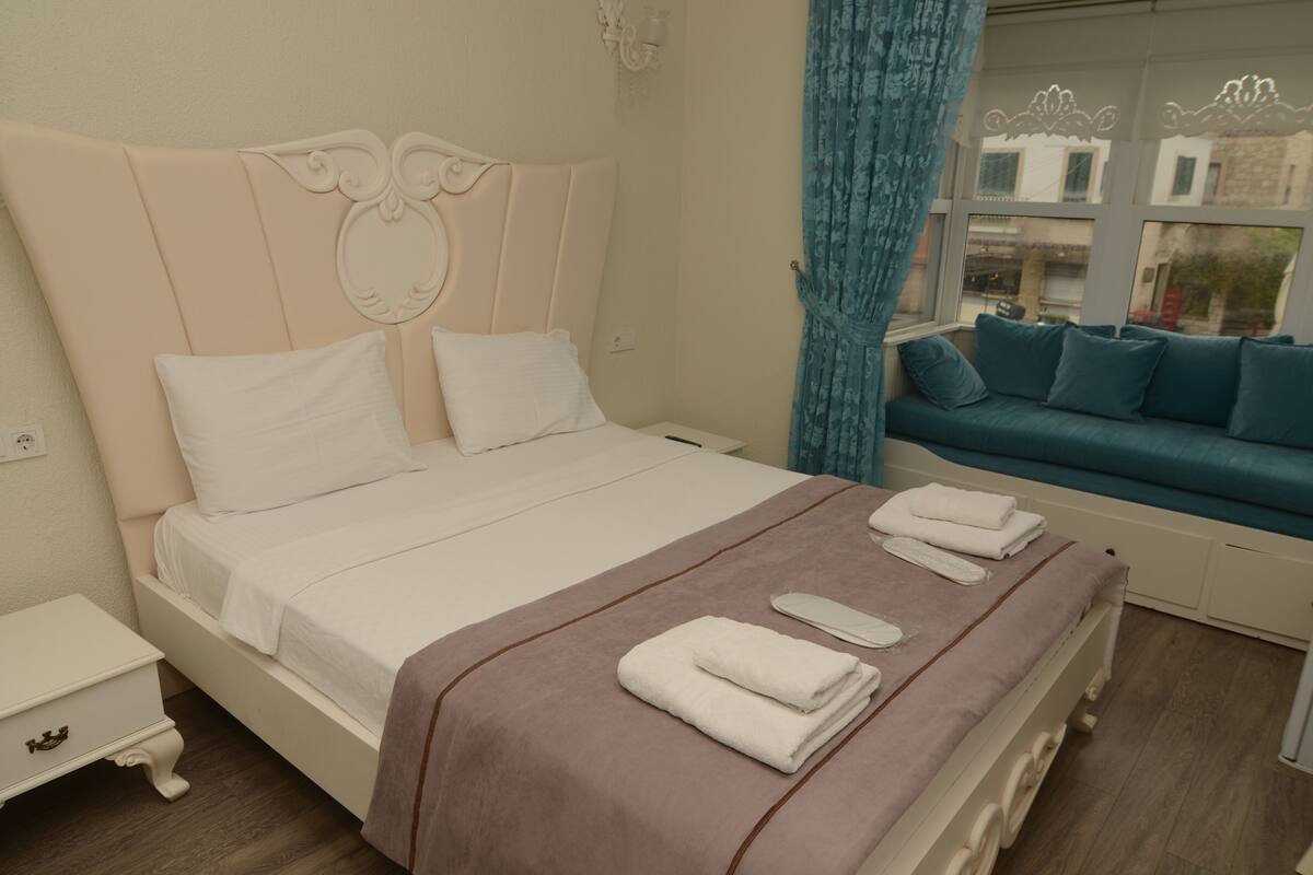 Premium Üç Kişilik Oda | Kaliteli yatak takımı, minibar, odada kasa, masa 