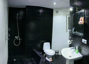 Apartamento superior, 2 habitaciones, accesible para personas con discapacidad, cocina | Baño | Ducha, artículos de higiene personal gratuitos y toallas