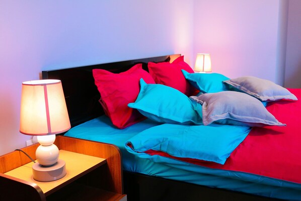 Apartamento de lujo, 2 habitaciones, balcón | 2 dormitorios, tabla de planchar con plancha, camas supletorias