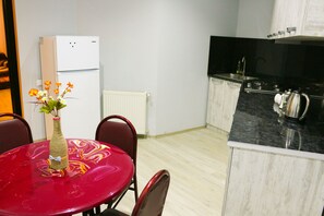 Fridge, dishwasher, coffee/tea maker, electric kettle - Negini Guest House (Tbilisi)