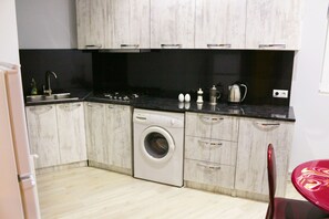 Fridge, dishwasher, coffee/tea maker, electric kettle - Negini Guest House (Tbilisi)