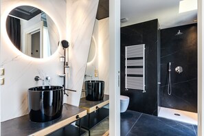 Tweepersoonskamer, balkon | Badkamer | Designer toiletartikelen, een haardroger, pantoffels, een bidet