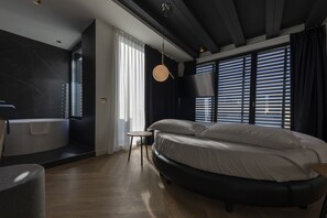 Kamar Deluks, teras, pemandangan danau (Romantic) | Minibar, brankas, meja kerja, dan tirai kedap cahaya