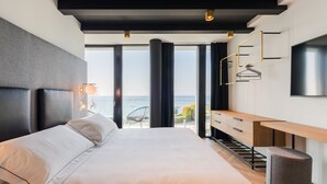 Een moderne slaapkamer met een groot bed, een bureau en een televisie.