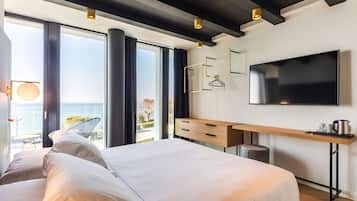 Superior kamer, balkon, uitzicht op meer | Een minibar, een kluis op de kamer, een bureau, verduisterende gordijnen