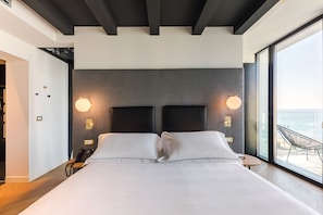 Quarto superior, sacada, vista para o lago | Frigobar, cofres nos quartos, escrivaninha, cortinas blackout