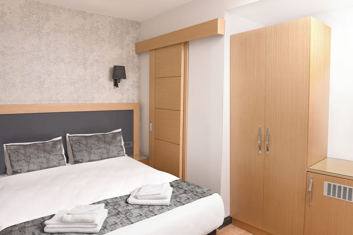 Minibar, coffres-forts dans les chambres, bureau