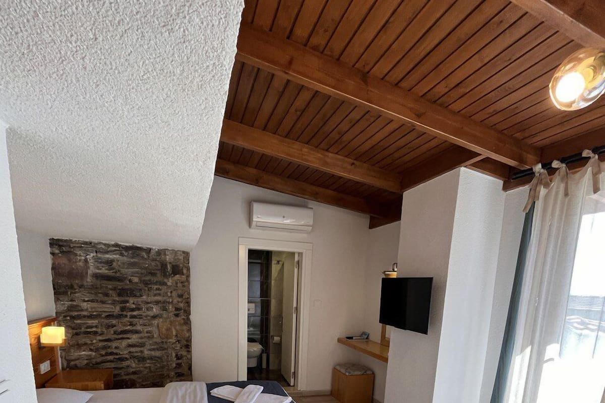 Kamar Panorama, pemandangan laut terbatas | 1 kamar tidur, minibar, setrika/meja setrika, dan Wi-Fi gratis