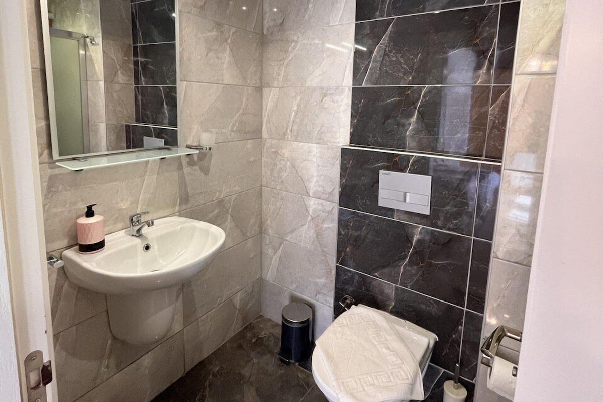 Kamar Panorama, pemandangan laut terbatas | Kamar mandi | Shower, perlengkapan mandi gratis, pengering rambut, dan sandal