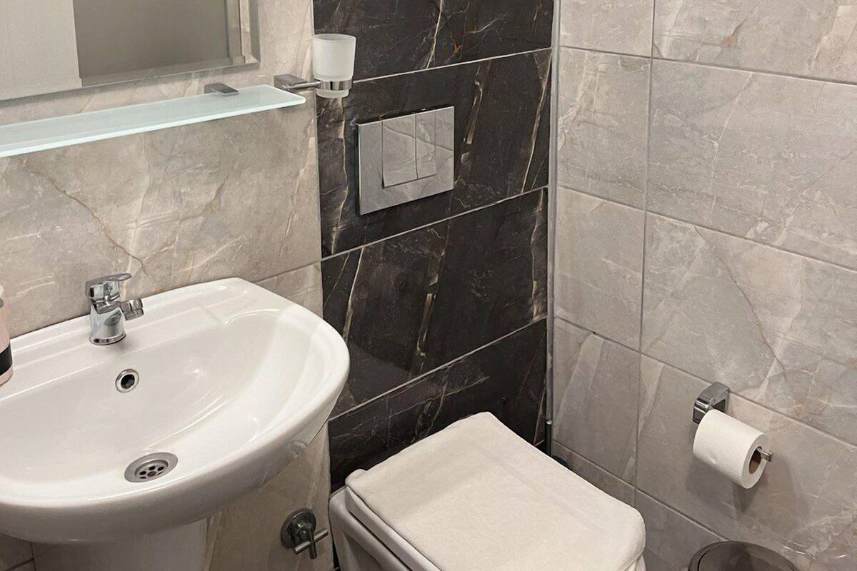 Apartemen Standar | Kamar mandi | Shower, perlengkapan mandi gratis, pengering rambut, dan sandal