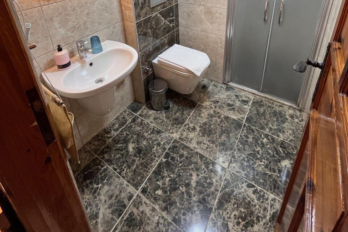 Shower, perlengkapan mandi gratis, pengering rambut, dan sandal