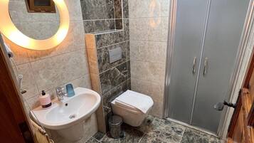 Ducha, artículos de higiene personal gratuitos y secador de pelo
