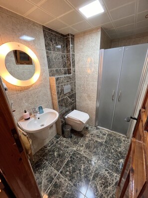 Shower, free toiletries, hair dryer, slippers - Yelken Hotel Akyaka (Ula)