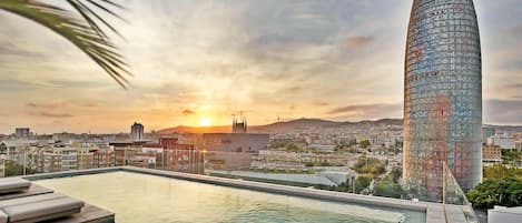 Una piscina al aire libre de temporada (de 09:00 a 19:00), tumbonas