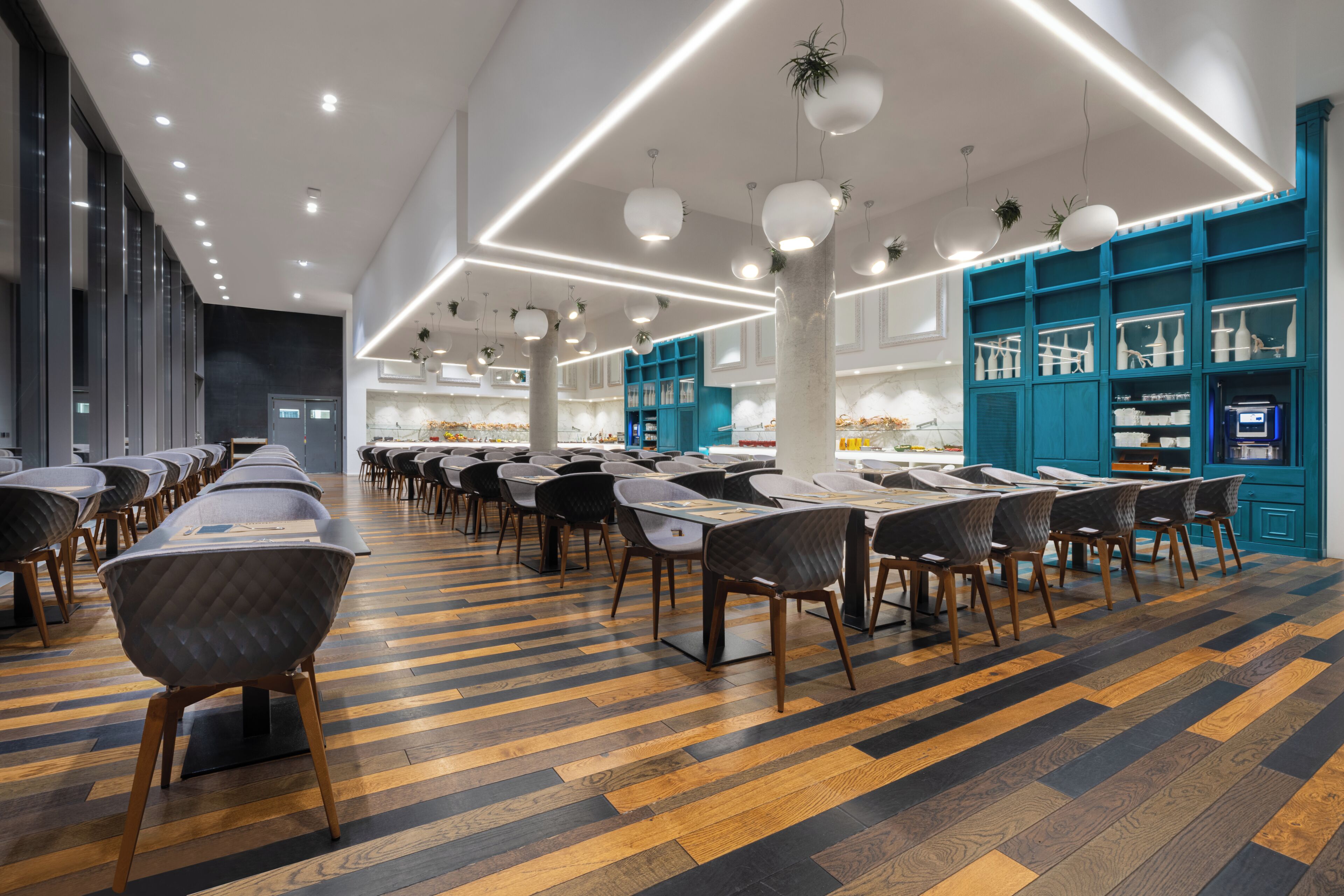 Petit déjeuner buffet (22 EUR par personne)