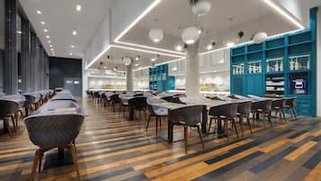 Se ofrece un desayuno bufé todos los días (22 EUR por persona)