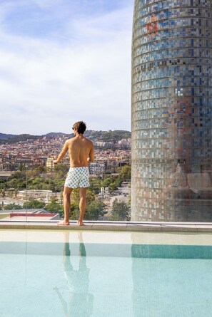 Außenpool (je nach Saison geöffnet), Liegestühle