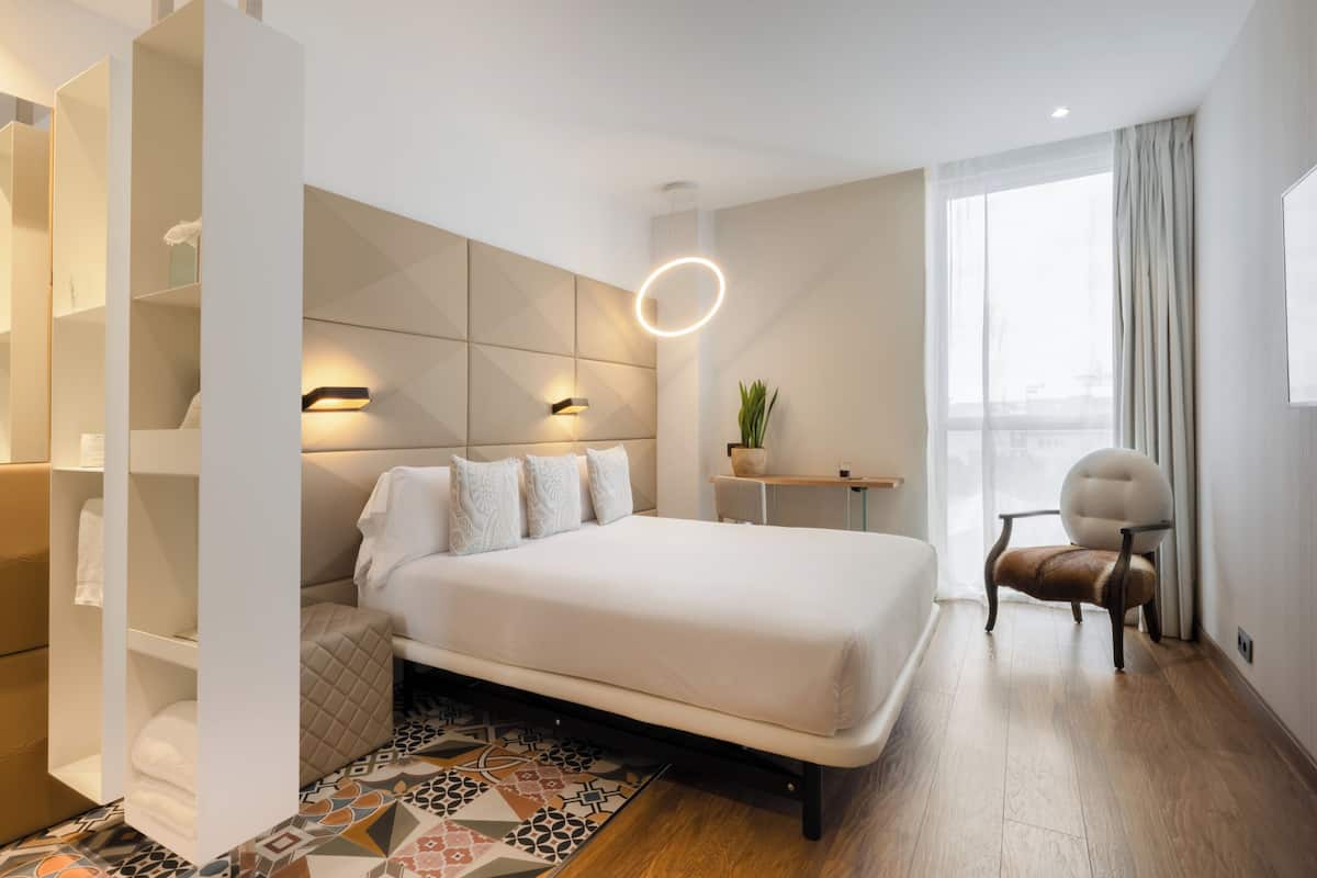 Allergikerbettwaren, Minibar, Zimmersafe, Schreibtisch