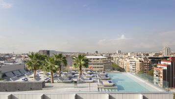 Una piscina al aire libre de temporada (de 09:00 a 19:00), tumbonas